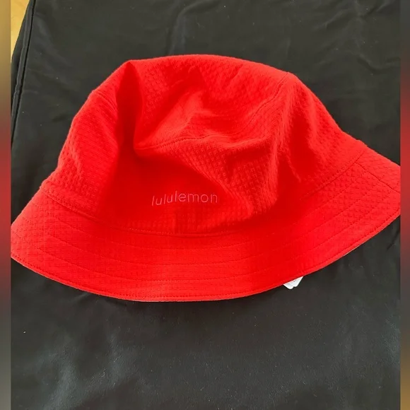 Women's Lululemon Red reversible bucket hat in S/M NWT - Picture 1 of 5